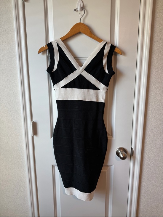 Herve Leger Dresses & Skirts - Herve Leger Black and White Sleeveless Bandage Dress - Classic Contrast